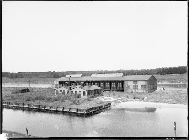 Die Werft auf der
      Kanalinsel 1932