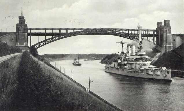 Lilienschiff Schleswig-Holstein unter der
      Levensauer Hochbrücke